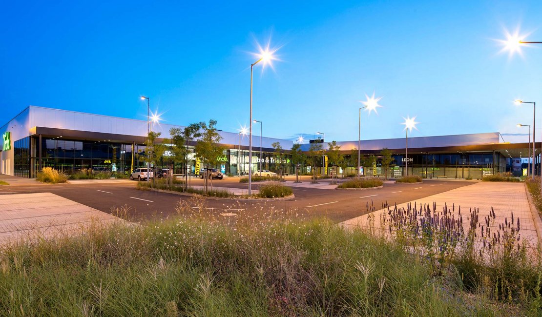 The southern part of the shopping mall is dominated by the gastro zone and two LEON family centres.